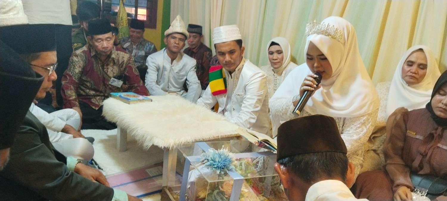 Kepala KUA Kota Padang Melaksanakan Prosesi Nikah dengan Penuh Khidmat dan Sakral