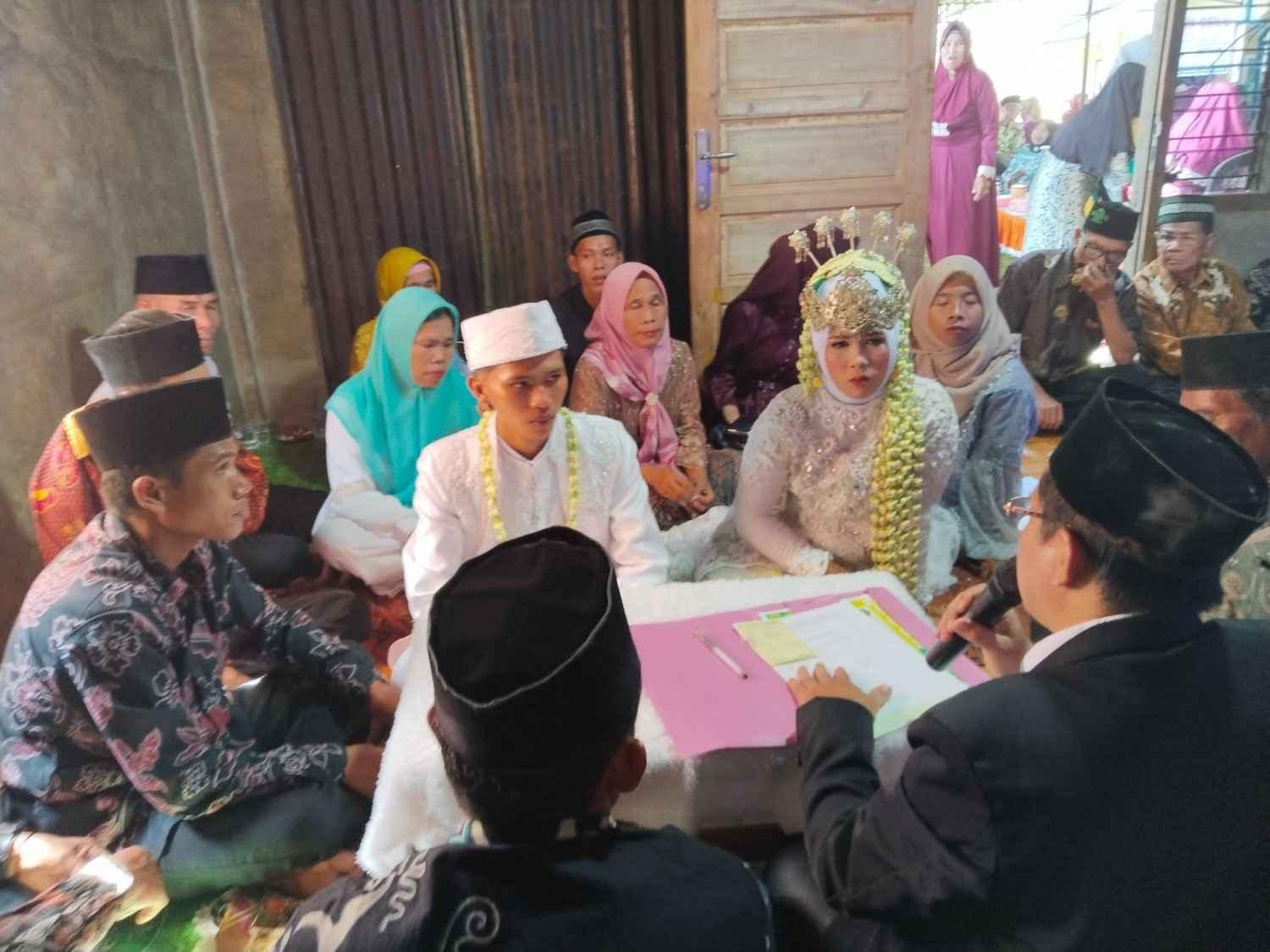 Kepala KUA Pimpin Acara Nikah dengan Penuh Khidmat