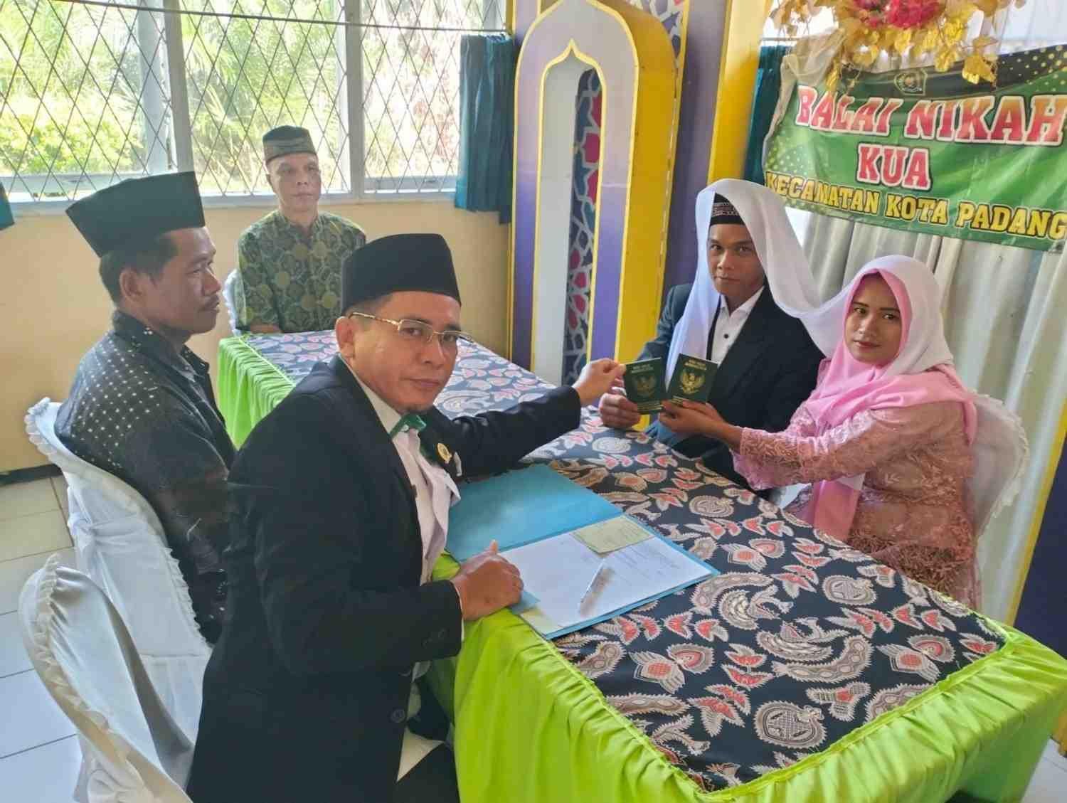 Nikah Kantor, Kepala KUA Sampaikan Nasehat dan Tips Menggapai Keluarga Harmonis