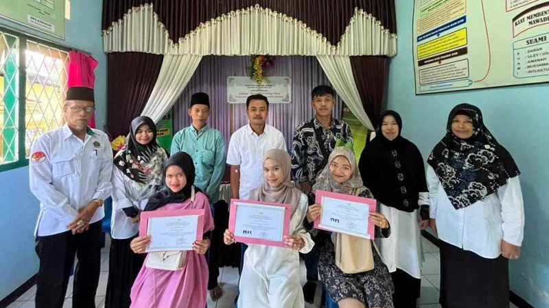 KUA Curup Selatan Beri Piagam Penghargaan kepada Catin: Bimbingan Perkawinan Siapkan Pasangan untuk Keluarga Sakinah