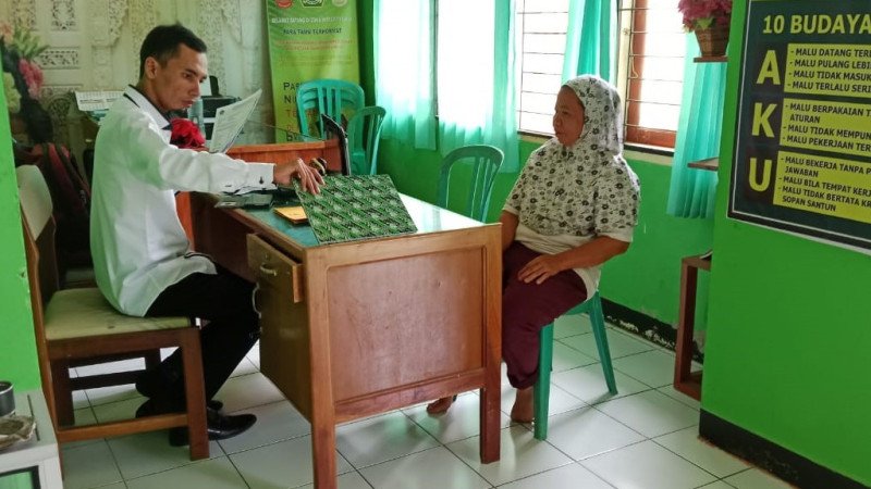 Bingung Hendak Ajukan Permohonan Numpang Nikah, Warga Kunjungi KUA Sukaraja