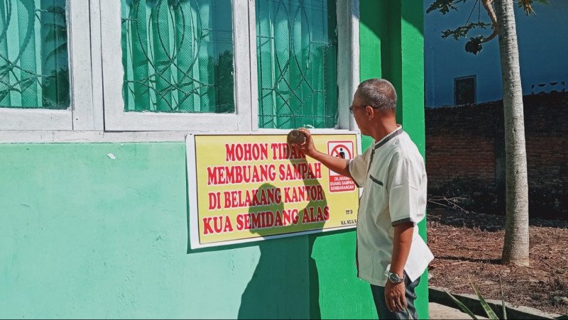 Staf KUA Kecamatan Semidang Alas Maksimalkan Jaga Lingkungan Kantor