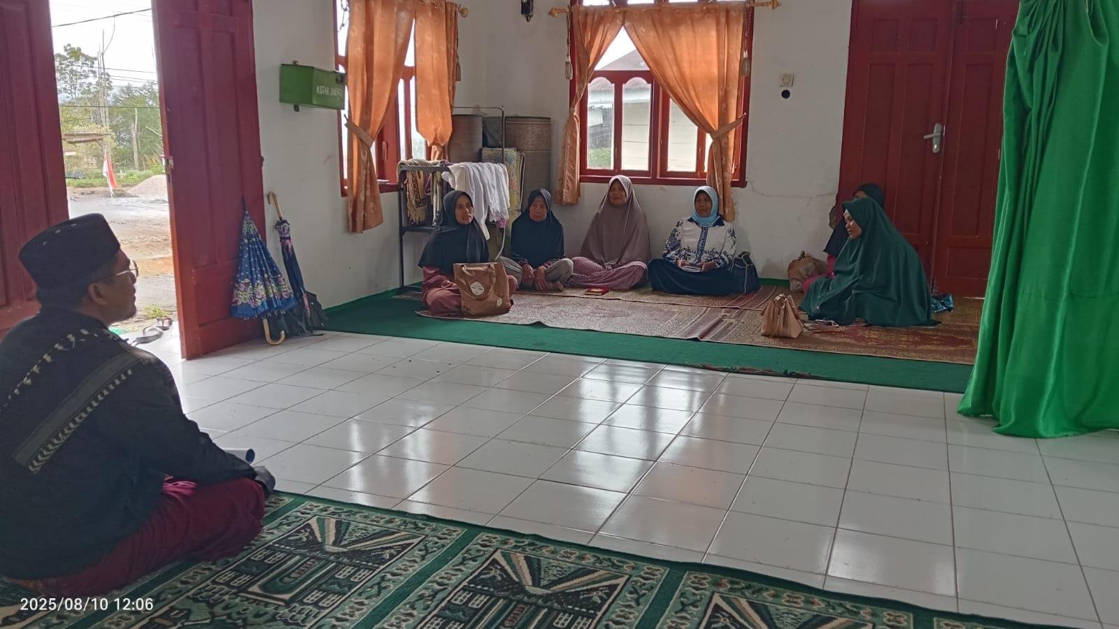 KUA Parbuluan Sampaikan Materi Keluarga Sakinah di MT Al Hidayah Desa Bangun