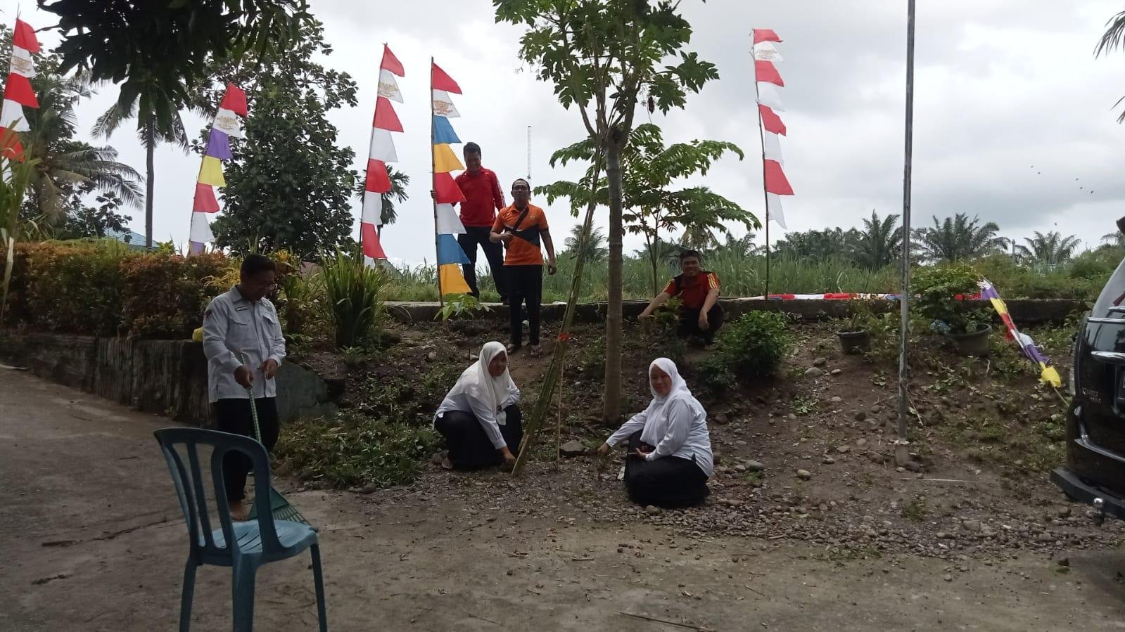 Sambut Semarak HUT RI Ke-80 KUA Pantai Labu Gotong Royong Bersihkan Kantor