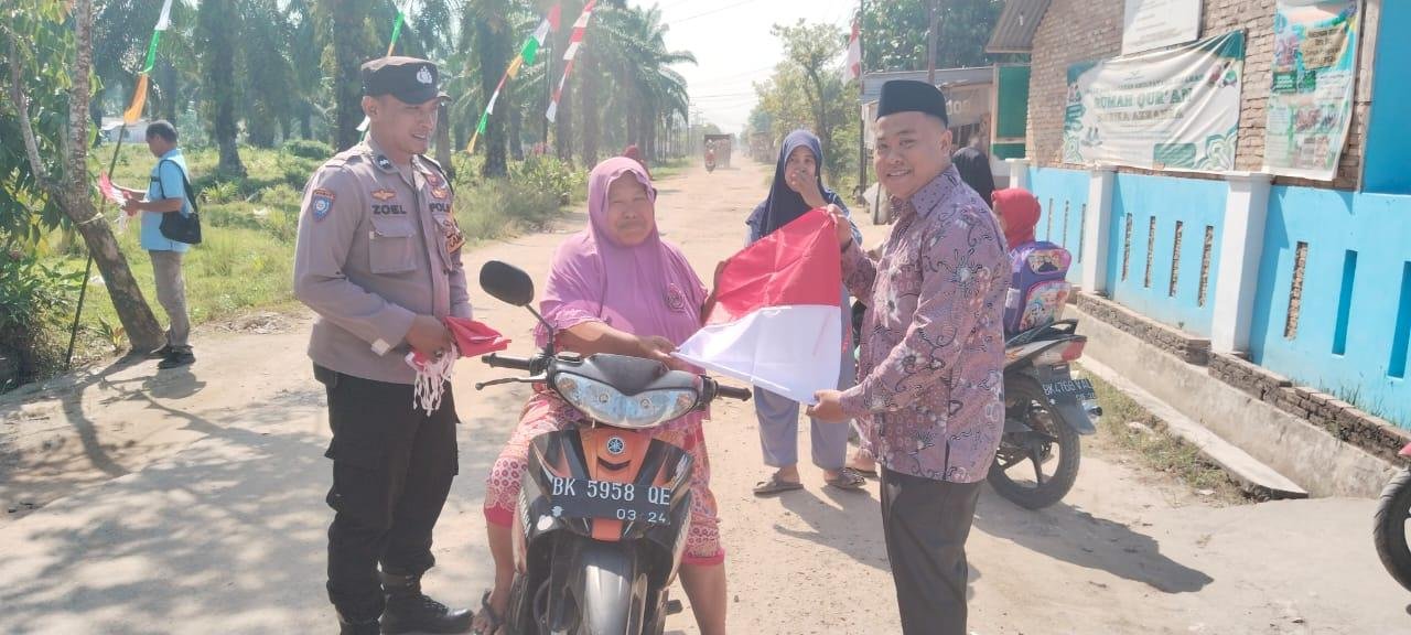 Sambut HUT RI Ke - 80 Tahun, KUA Pulo Bandring Ikuti Gerakan Pembagian Bendera Merah Putih