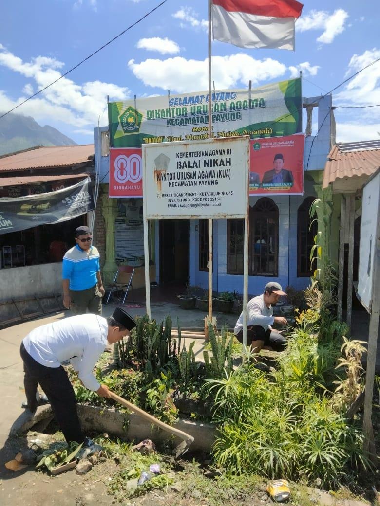 KUA Kecamatan Payung Gelar Aksi Kebersihan Sambut HUT RI Ke-80
