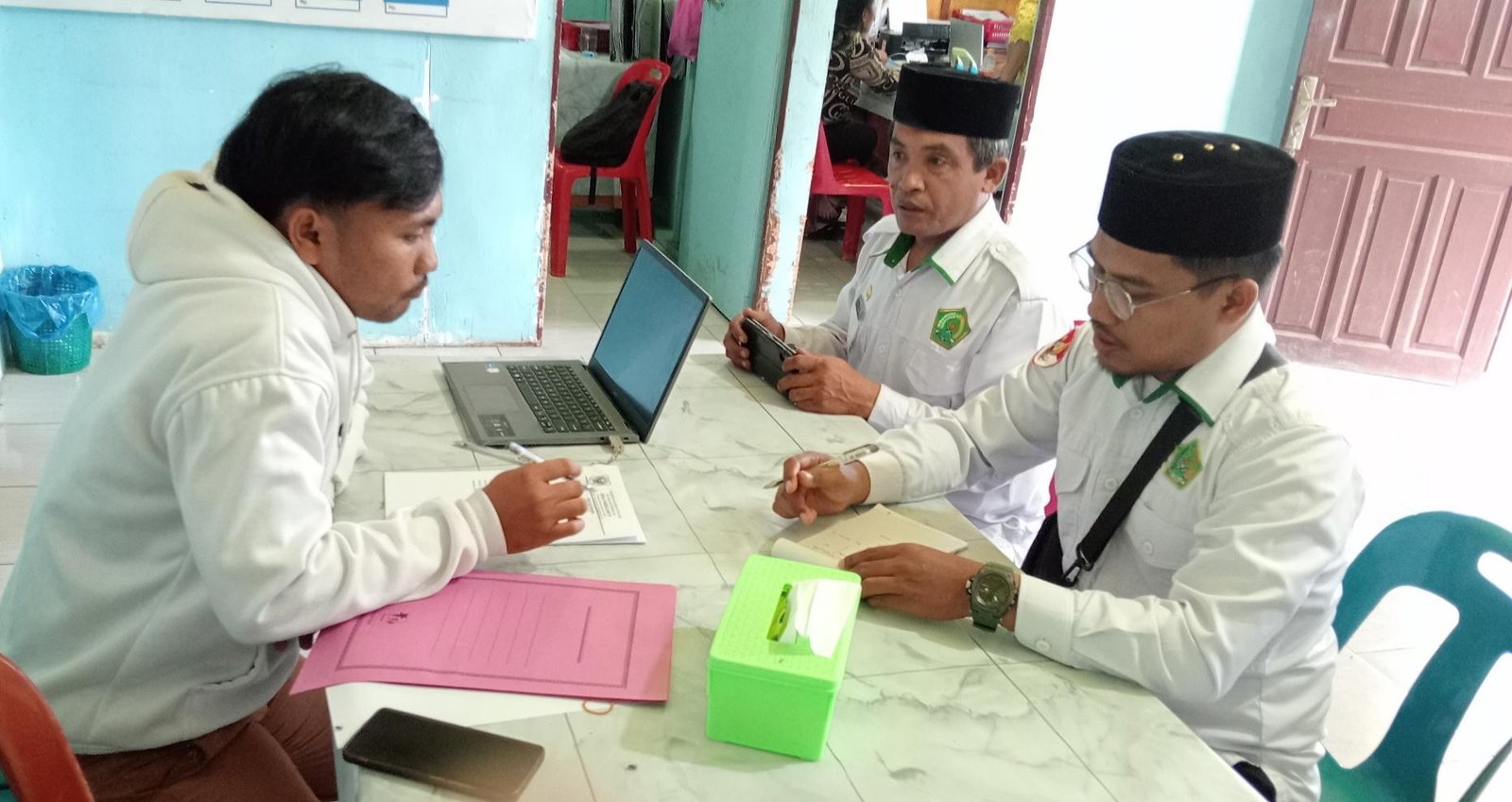 Staf KUA Parbuluan Berkunjung Ke Kantor Desa, Laksanakan Updating Data Umat Beragama 
