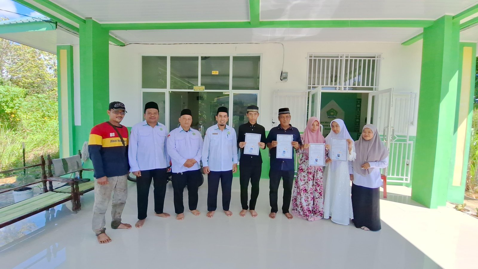 Ka KUA Lumut Tuntun Ikrar Syahadat Satu Keluarga, Diwarnai Haru dan Kebahagiaan