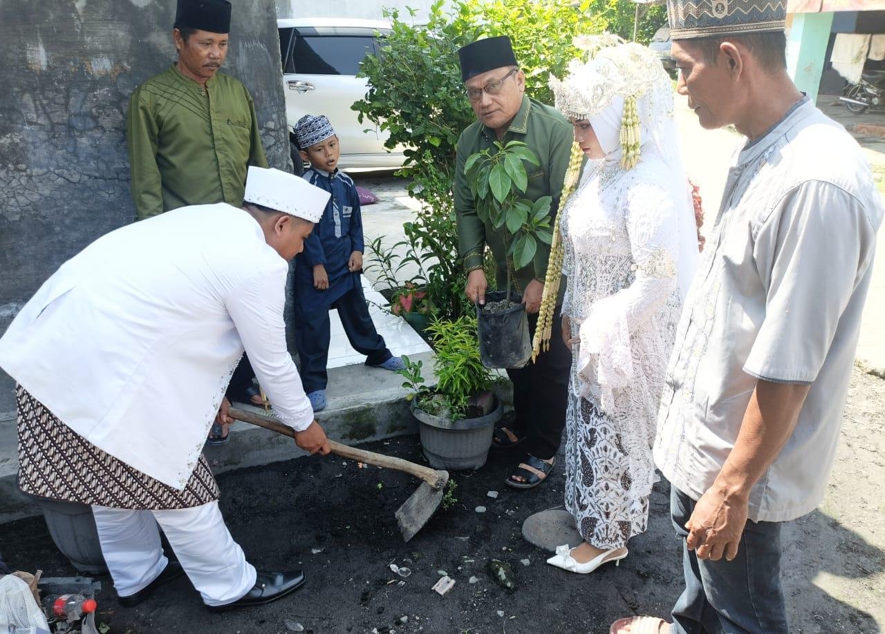 Ka. KUA Labuhan Deli Laksanakan Program Ekoteologi Kemenag: Penanaman Pohon Oleh Calon Pengantin