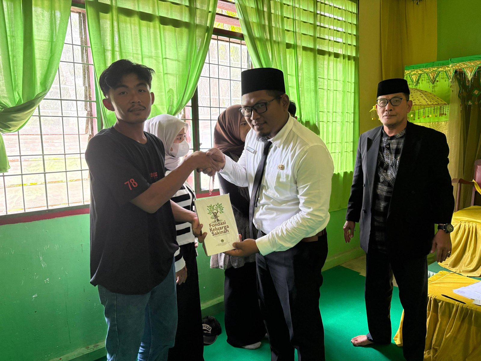 KUA Bandar Khalifah Bagikan Buku Bacaan Fondasi Keluarga Sakinah Untuk Catin