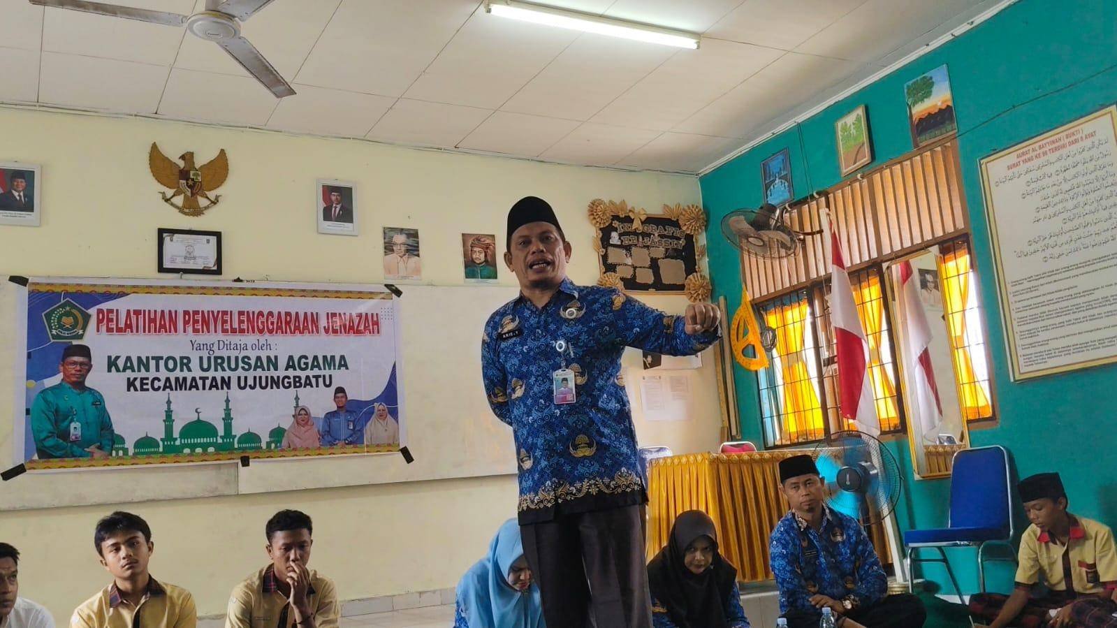 Ka. KUA Ujungbatu Latih Siswa SMA 1 Ujungbatu Penyelenggaraan Jenazah