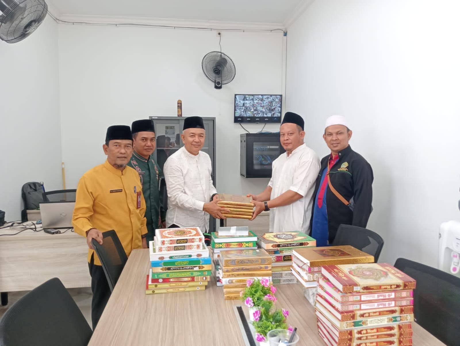 Ka.UA Tanah Putih Serahkan 80 Mushaf Al-Qur'an Kepada Sekolah Rakyat