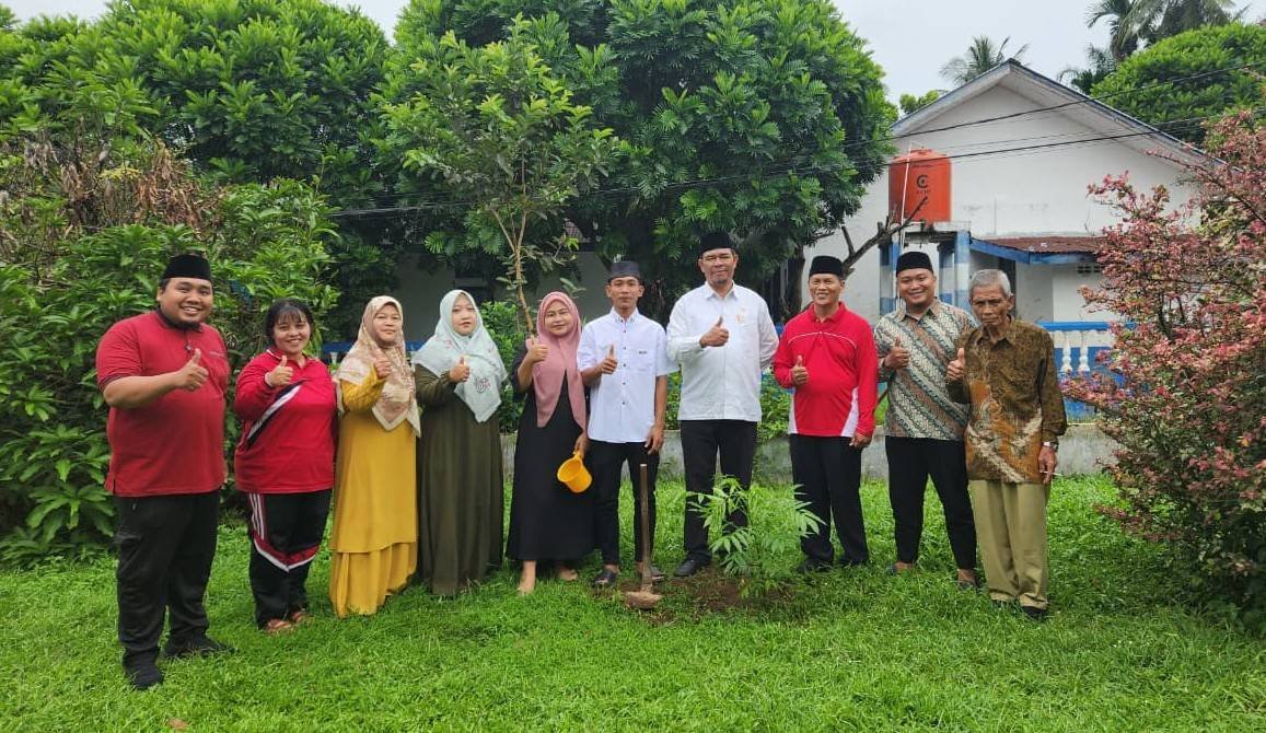 Cinta Tumbuh Bersama Alam: KUA STM Hilir Galakkan Gerakan Ekoteologi Lewat Penanaman Pohon
