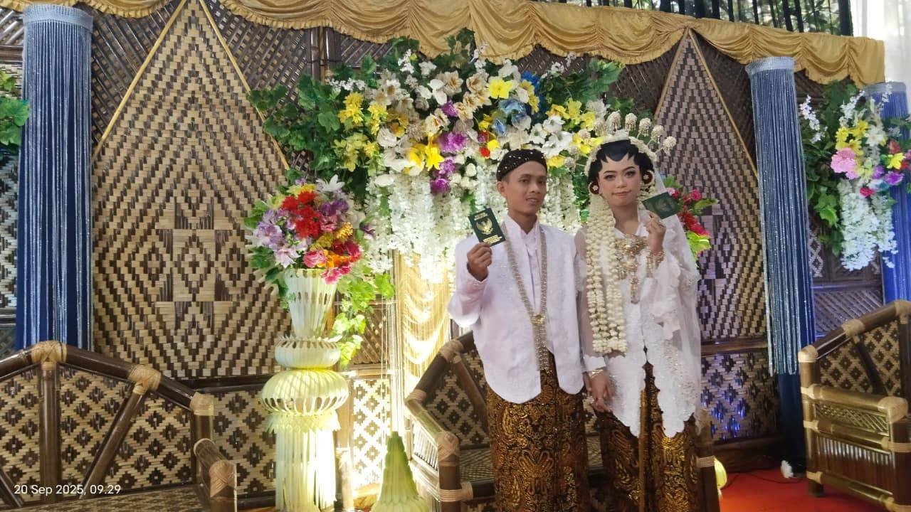 Ayah Ini Buatkan Kursi Pelaminan Dan Dekorasi Panggung untuk Pernikahan Anaknya