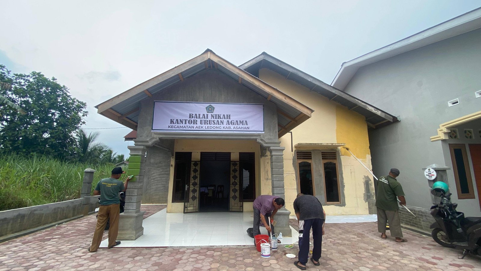 Kepala KUA Aek Ledong Pimpin Gotong Royong, Wujudkan Kantor yang Nyaman dan Layak