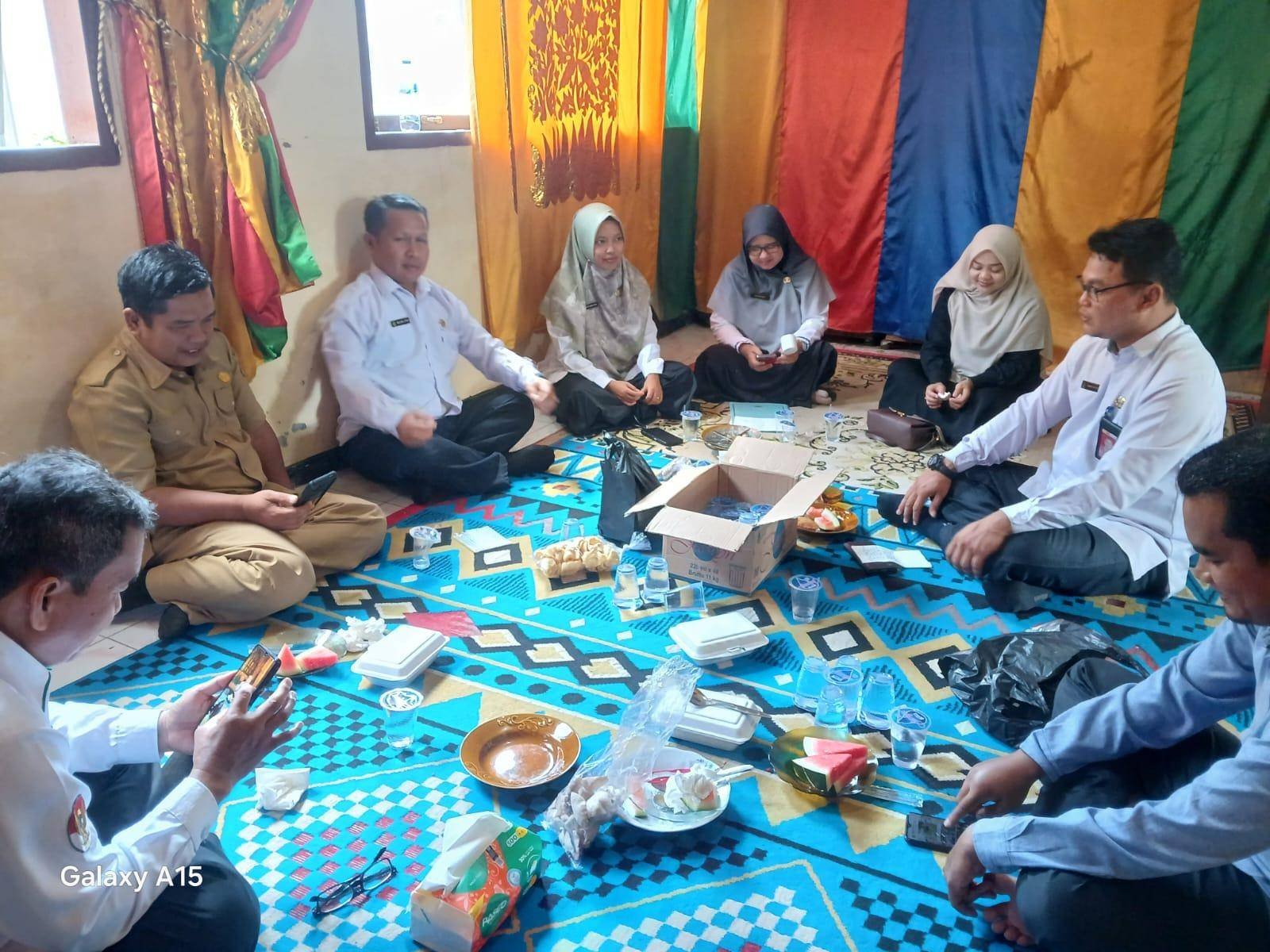 Pengantin Baru Adakan Silaturrahmi Bersama KUA, Pererat Ukhuwah dan Doa Bersama