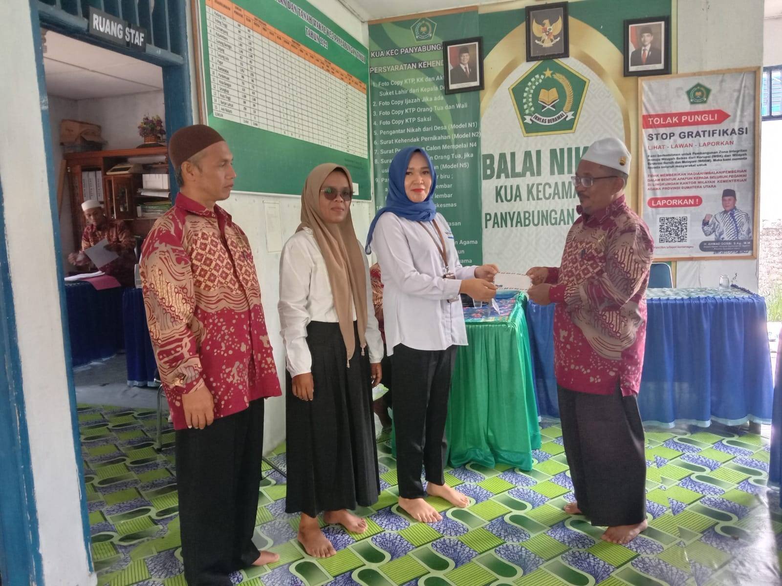 KUA Panyabungan Timur Serahkan Bantuan Dana Untuk Genting