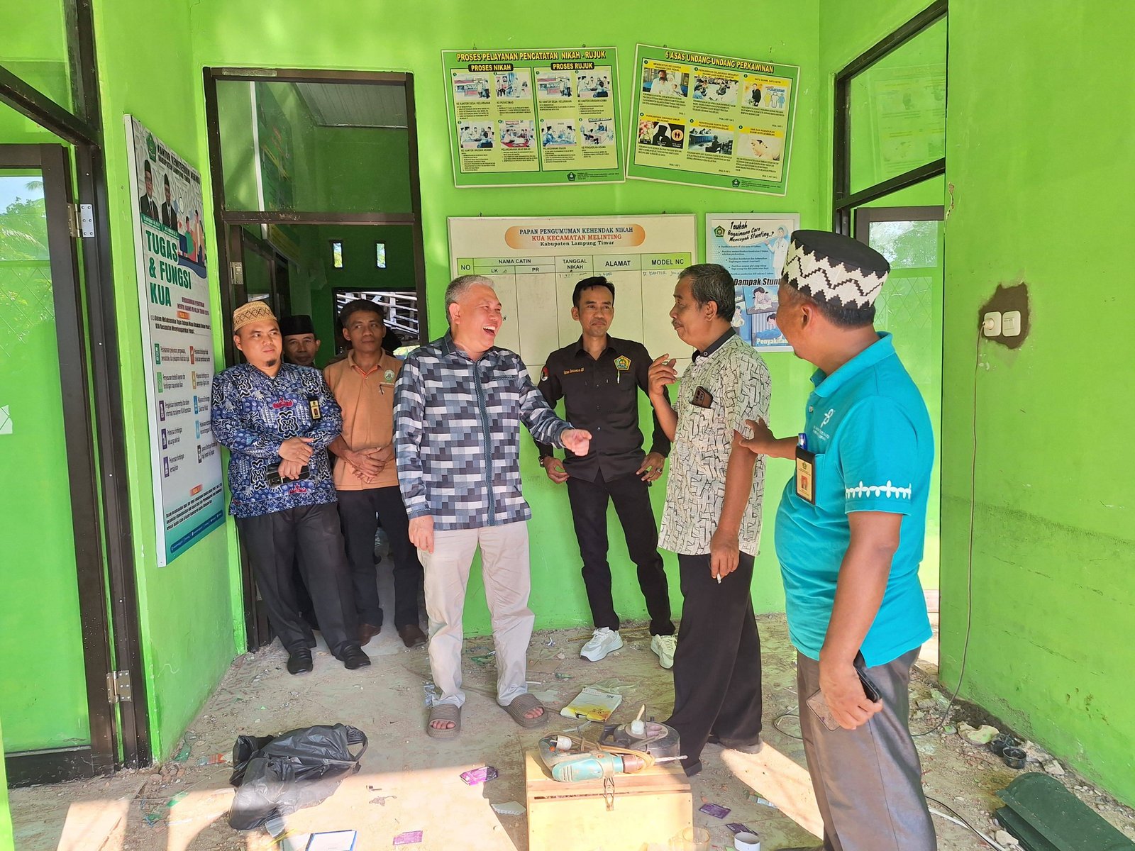 Lima Kepala KUA Dampingi Kabid Urais Tinjau Rehab KUA Melinting