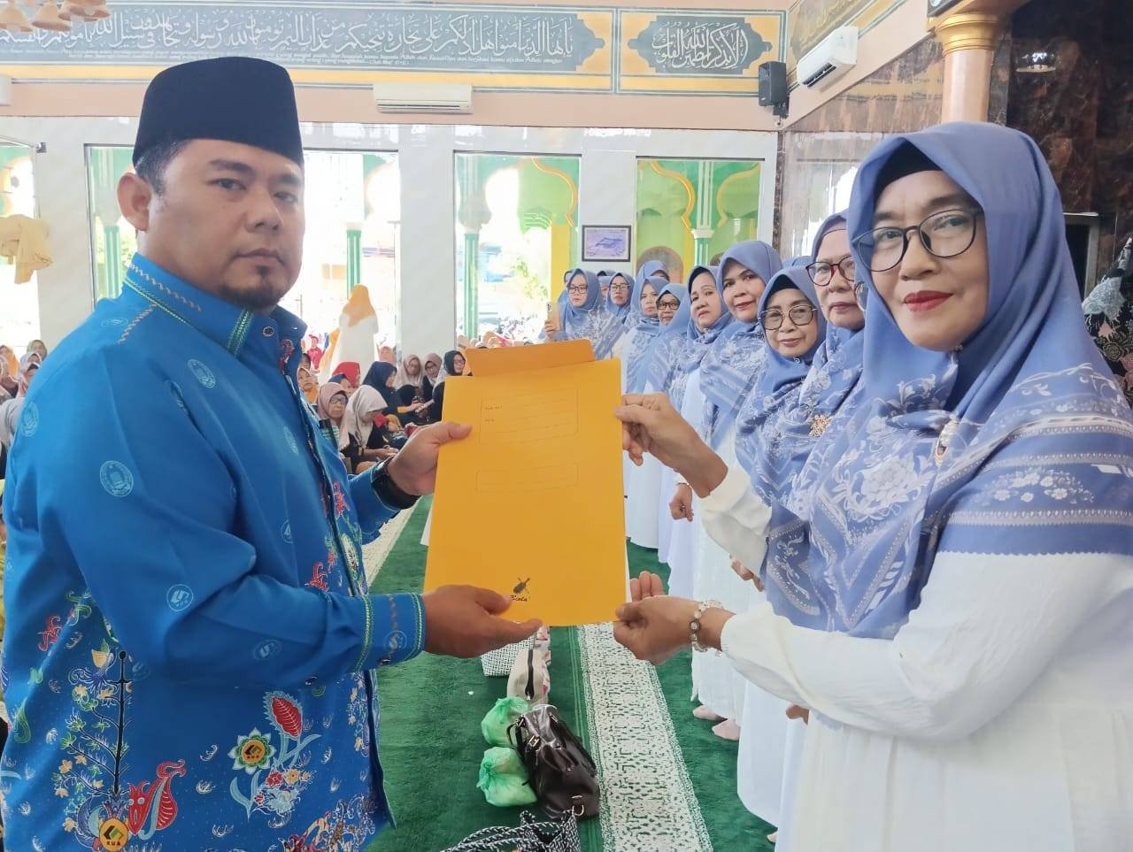 Ka. KUA Medan Amplas Kukuhkan Pengurus Perwiritan Akbar MT Kaum Ibu