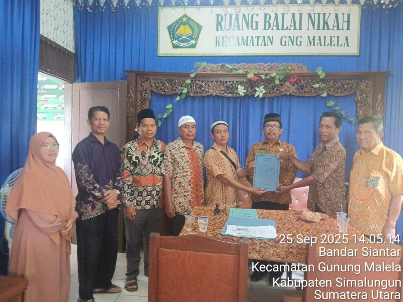 Ka. KUA Gunung Malela Serahkan AIW kepada Nazir Wakaf