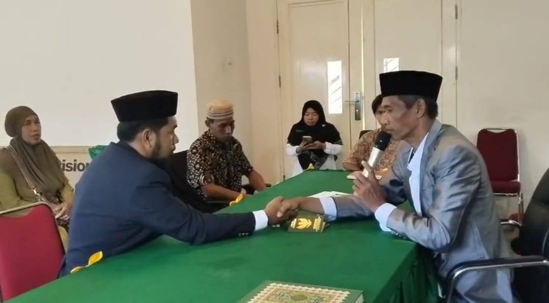 Penuh Khidmat: Momen Pernikahan Dua Sejoli ini Berlangsung Sederhana Di Aula Pusaka KUA Bantimurung