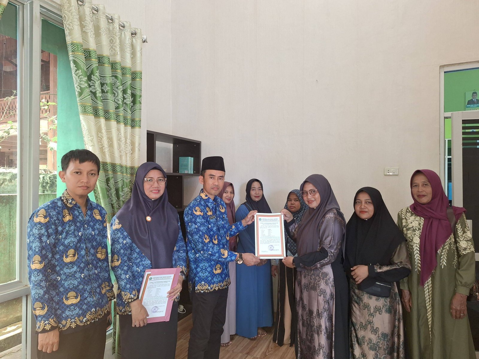 KUA Sukadana Serahkan SKT Majelis Taklim Al-Ihsan dan Ar-Rohman