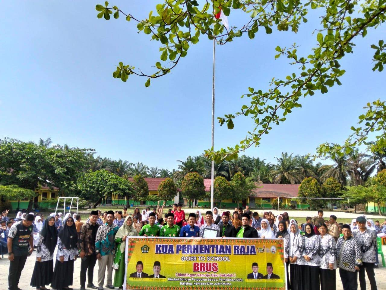 Goes To School: KUA Perhentian Raja Gelar Program BRUS di SMPN 1 Perhentian Raja
