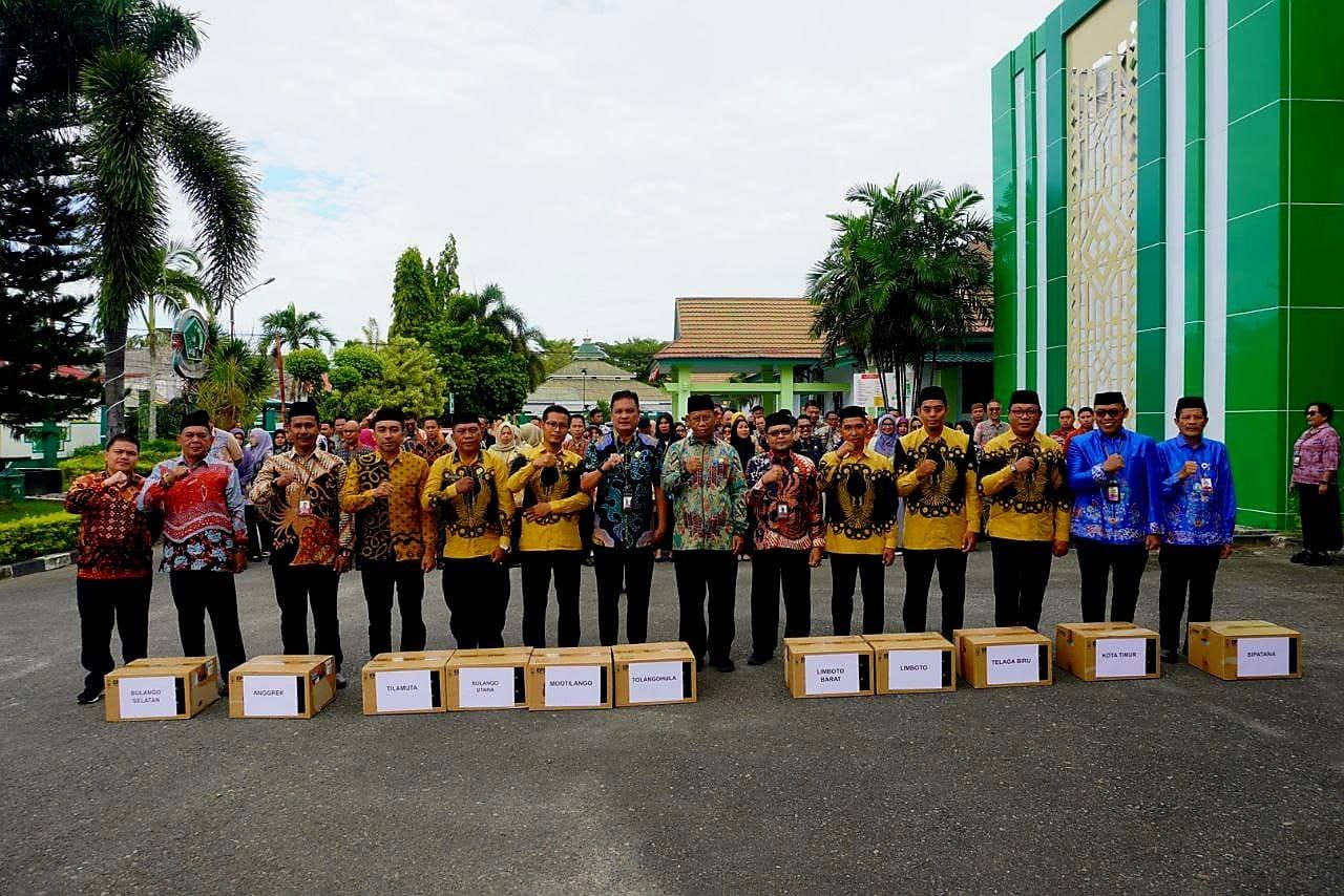 Plt. Kepala KUA Sipatana Terima Bantuan Printer Passbook dari Kakanwil Kemenag Provinsi Gorontalo