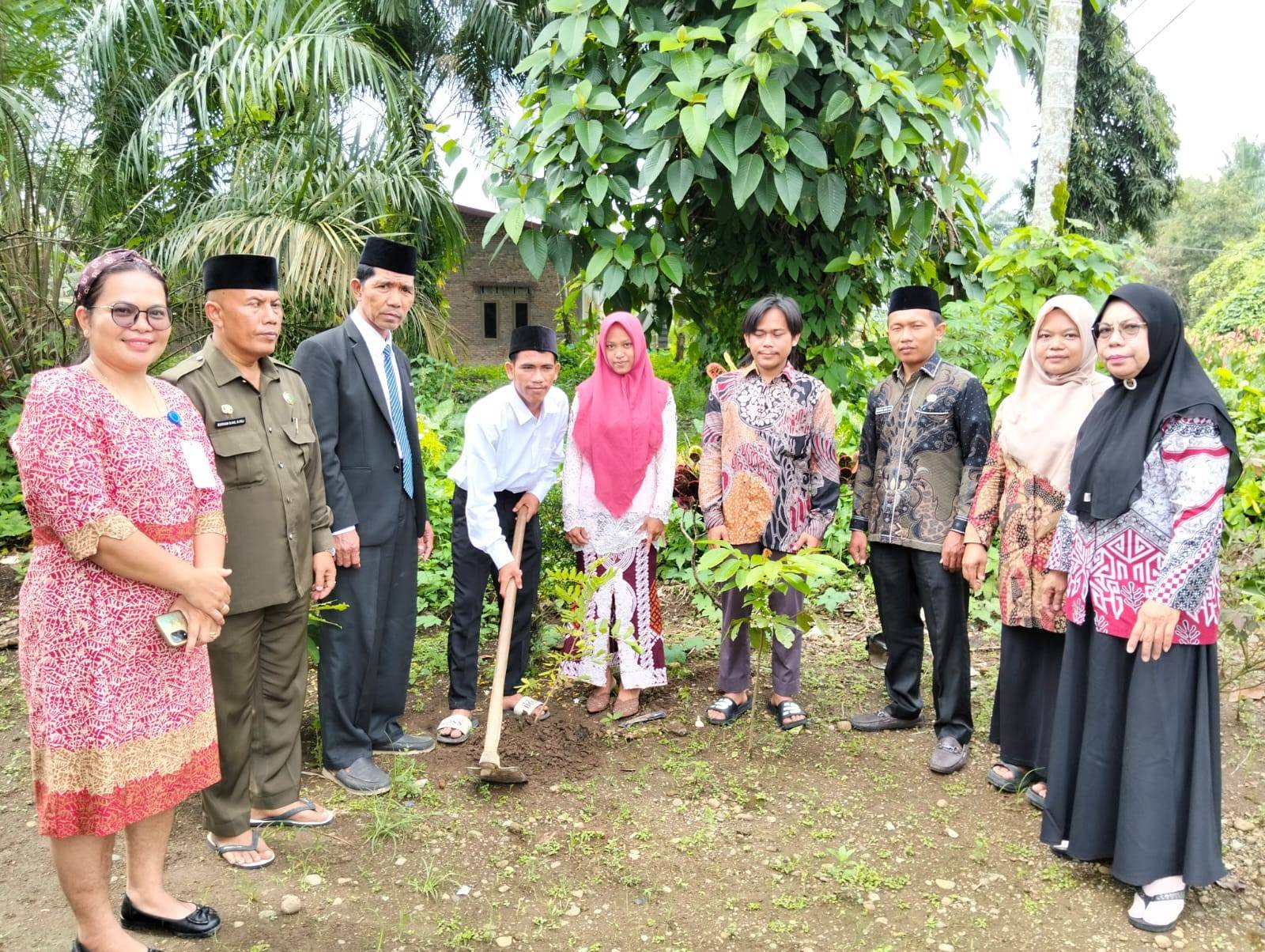 Catin KUA Biru-Biru Tanam Pohon Wujudkan Ekoteologi ASTA Protas Kementerian Agama