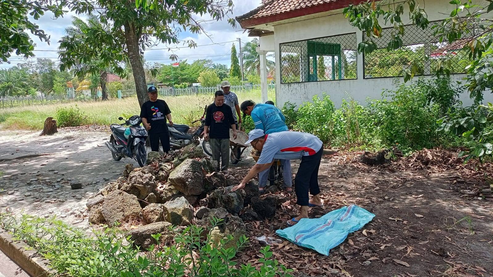 Batu Demi Batu, Asa Itu Didirikan: Semangat Gotong Royong KUA Kecamatan Pasir Sakti Bangun Musala