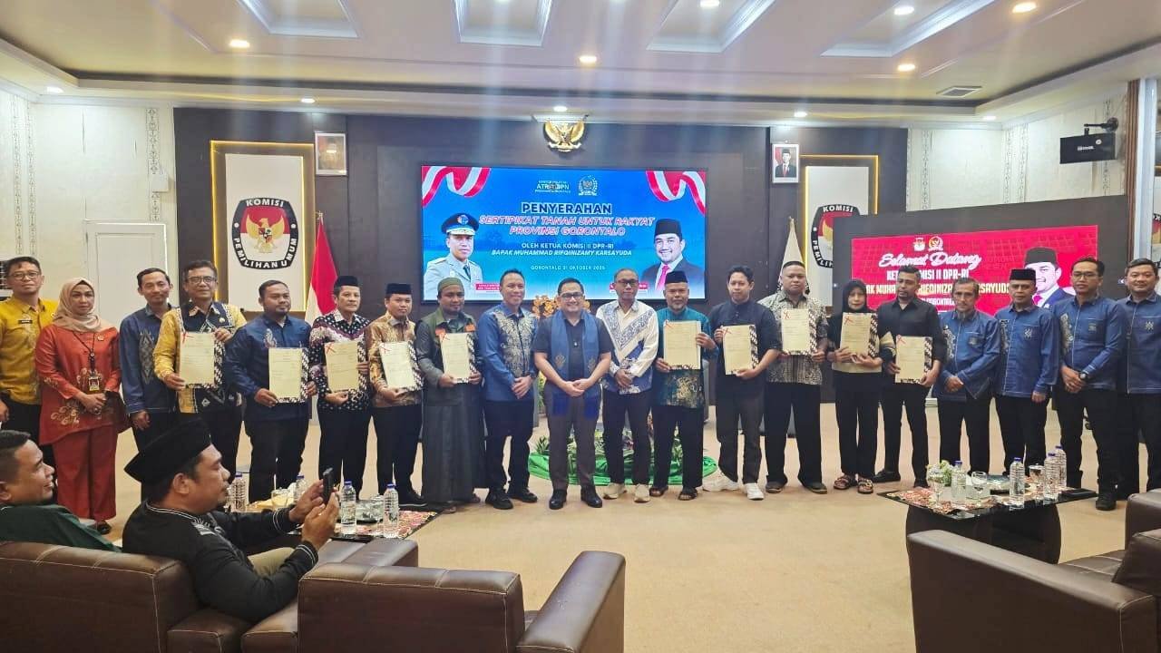 Kepala KUA Kota Tengah Dampingi Nazhir Terima Sertifikat Wakaf di Aula KPU Gorontalo