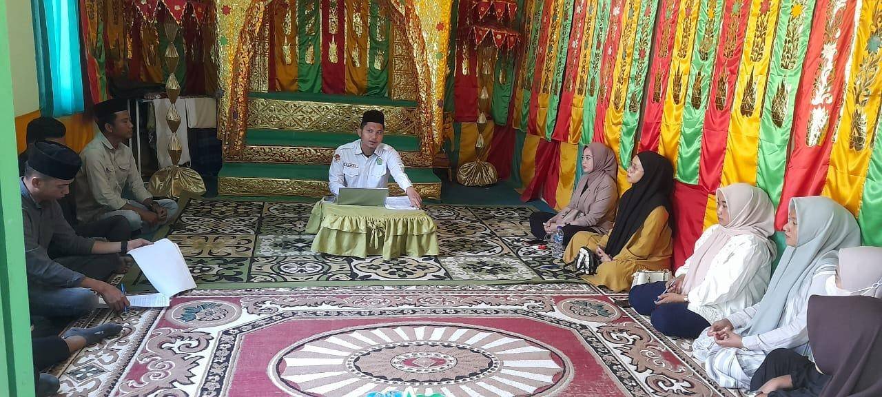 Penghulu KUA Logas Sampaikan Materi Pada Screening Catin