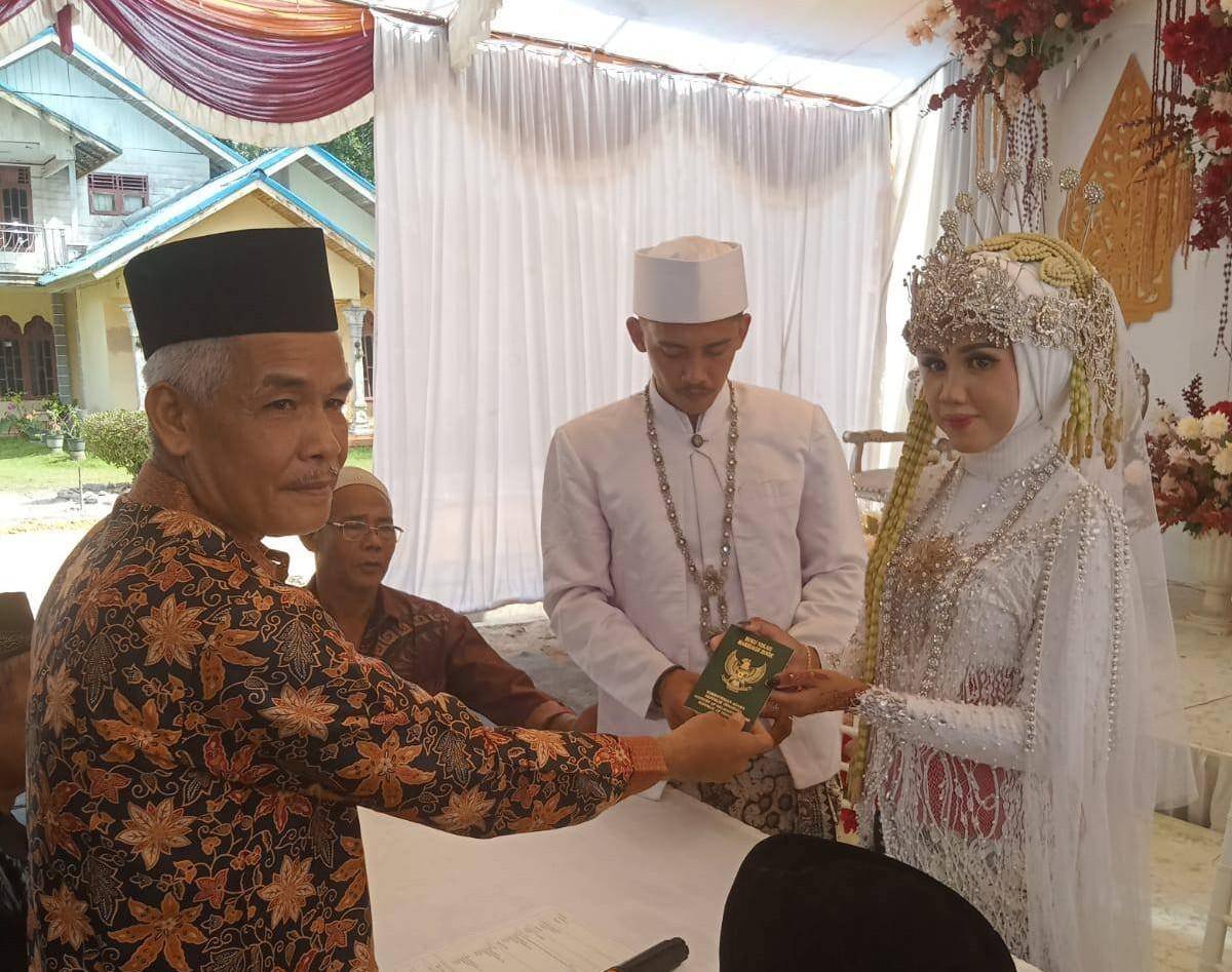 Penghulu KUA Rengat Barat Laksanakan Akad Nikah di Dusun Titian Tinggi, Wujudkan Layanan Kemenag yang Dekat dengan Masyarakat