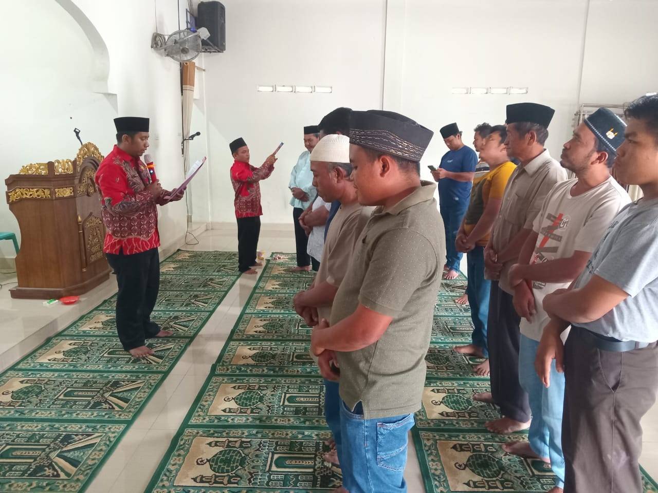 Perkuat Peran Masjid, KUA Tanah Pinem Lantik BKM Wa'tashimu Desa Pamah