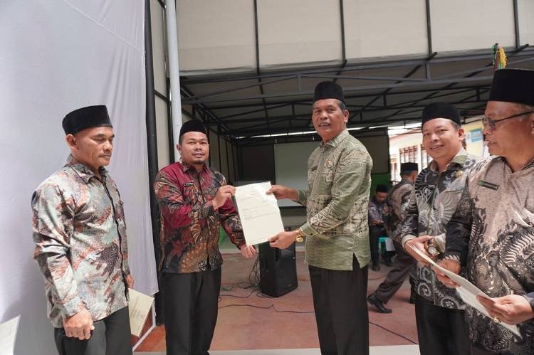 PLO KUA Berampu Terima Sertifikat Tanah Wakaf Masjid Al Mustaqim Kutambellang