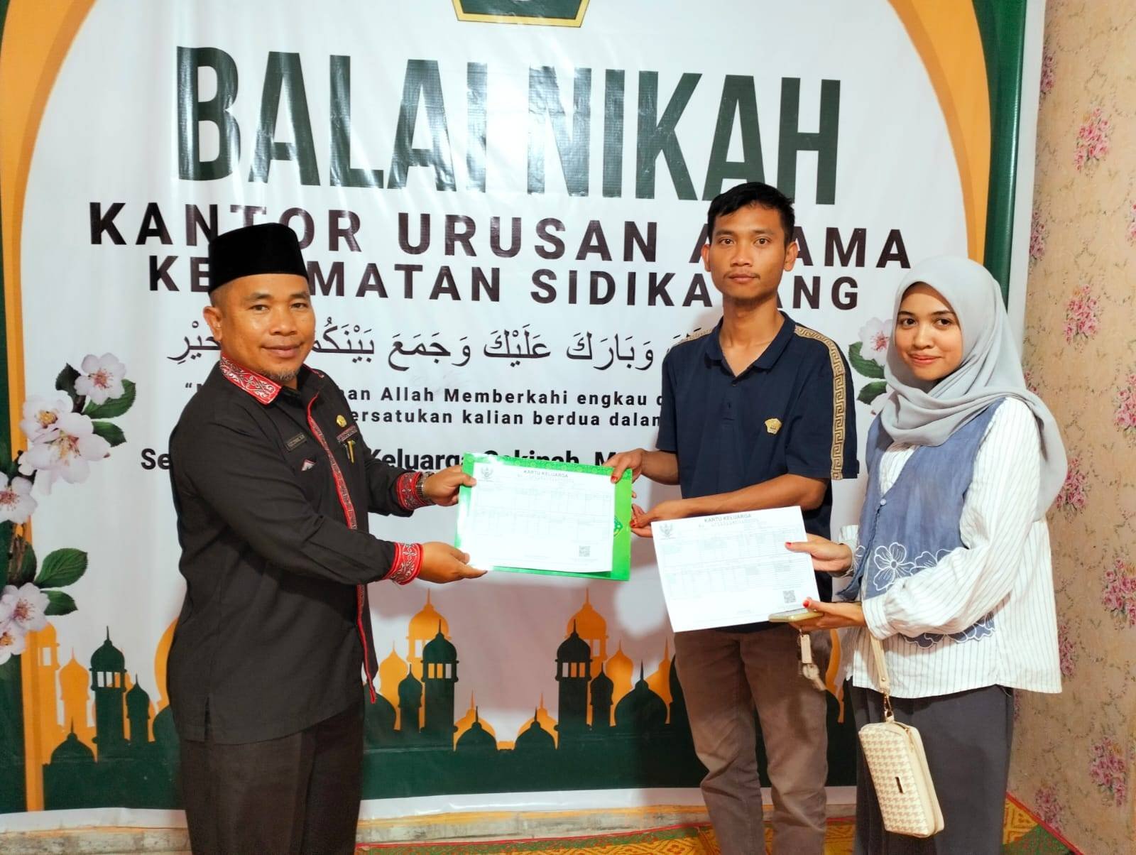 KUA Sidikalang Wujudkan Integrasi Layanan, Pasangan Baru Langsung Terima Kartu Keluarga