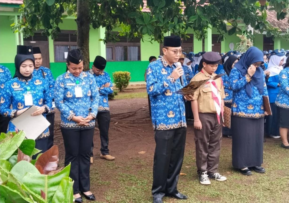 Kepala KUA Sekampung Udik Pimpin Doa Upacara Hari Pahlawan