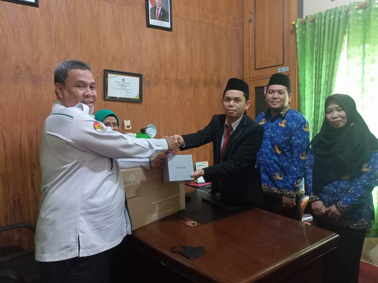 Kasi Bimas Islam Serahkan Perangkat Komputer kepada KUA Sungai Pinang