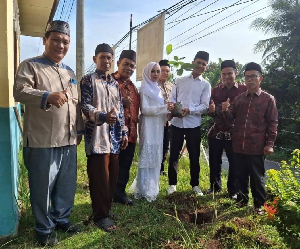 KUA Galang Implementasikan Ekoteologi Melalui Penanaman Pohon oleh Pasangan Pengantin