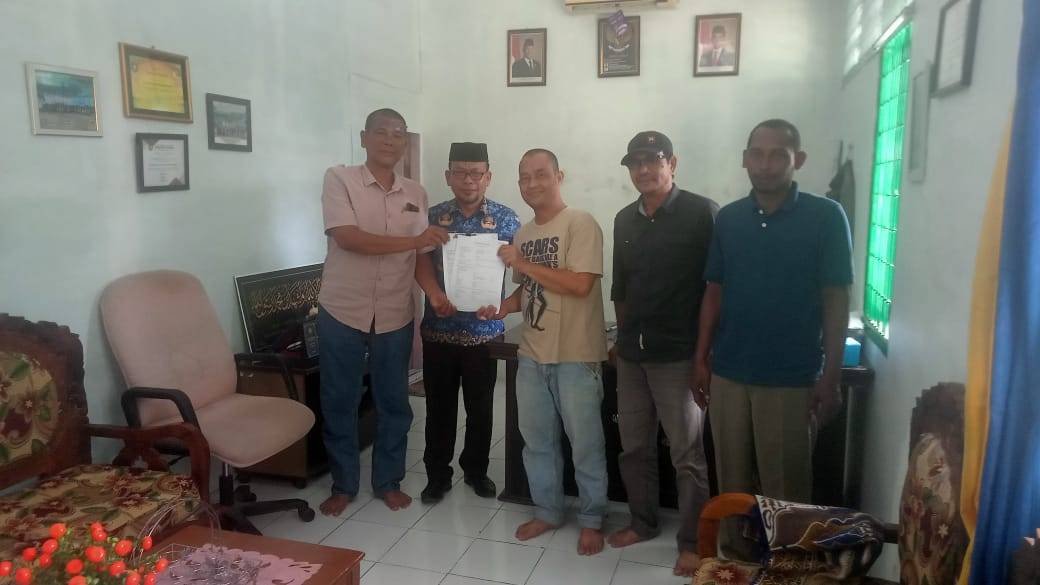 Penyerahan Akta Ikrar Wakaf oleh PPAIW KUA Kisaran Timur