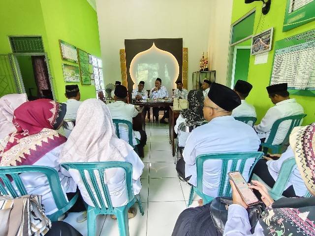 Kanwil Kemenag Lampung Tekankan Tertib Administrasi sebagai Wujud Pengelolaan Dokumen Negara di KUA Batanghari