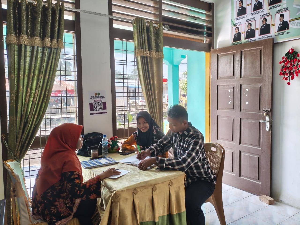 Staf KUA Bosar Maligas Laksanakan Pemeriksaan Berkas Catin dengan Penuh Semangat