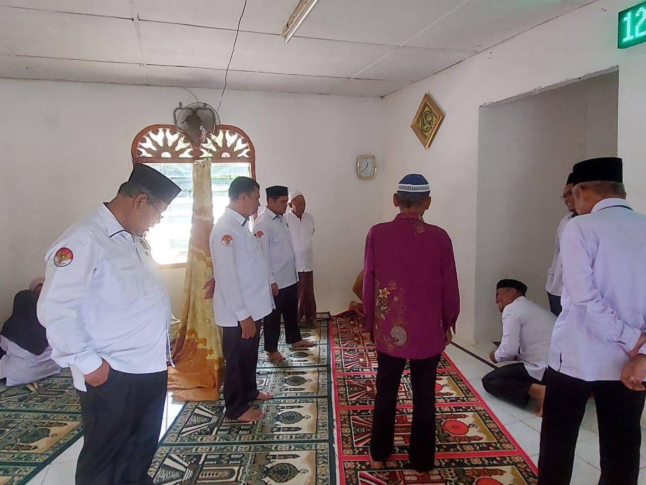 KUA Tapian Dolok Bersama Tim Hisab Rukyat Kemenag Lakukan Pengukuran Arah Kiblat