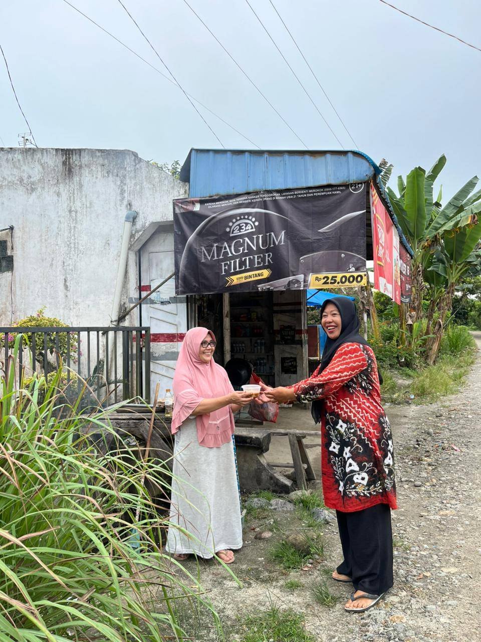Wujud Nyata Ekoteologi, Staf KUA Bandar Khalifah Olah Hasil Kebun Jadi Makanan dan Berbagi dengan Warga