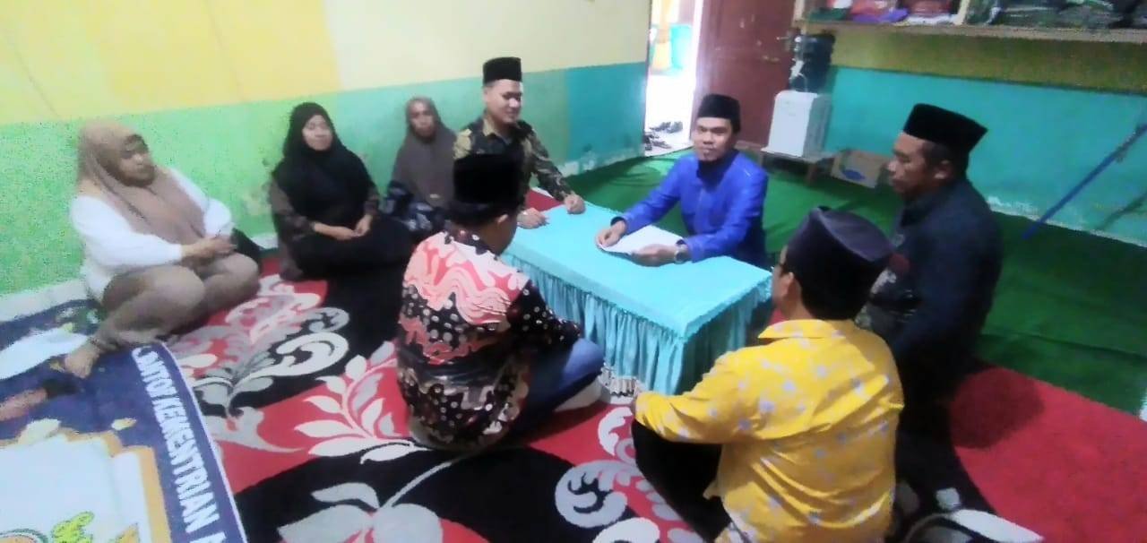 Kepala KUA Pantai Labu Bimbing Prosesi Masuk Islam