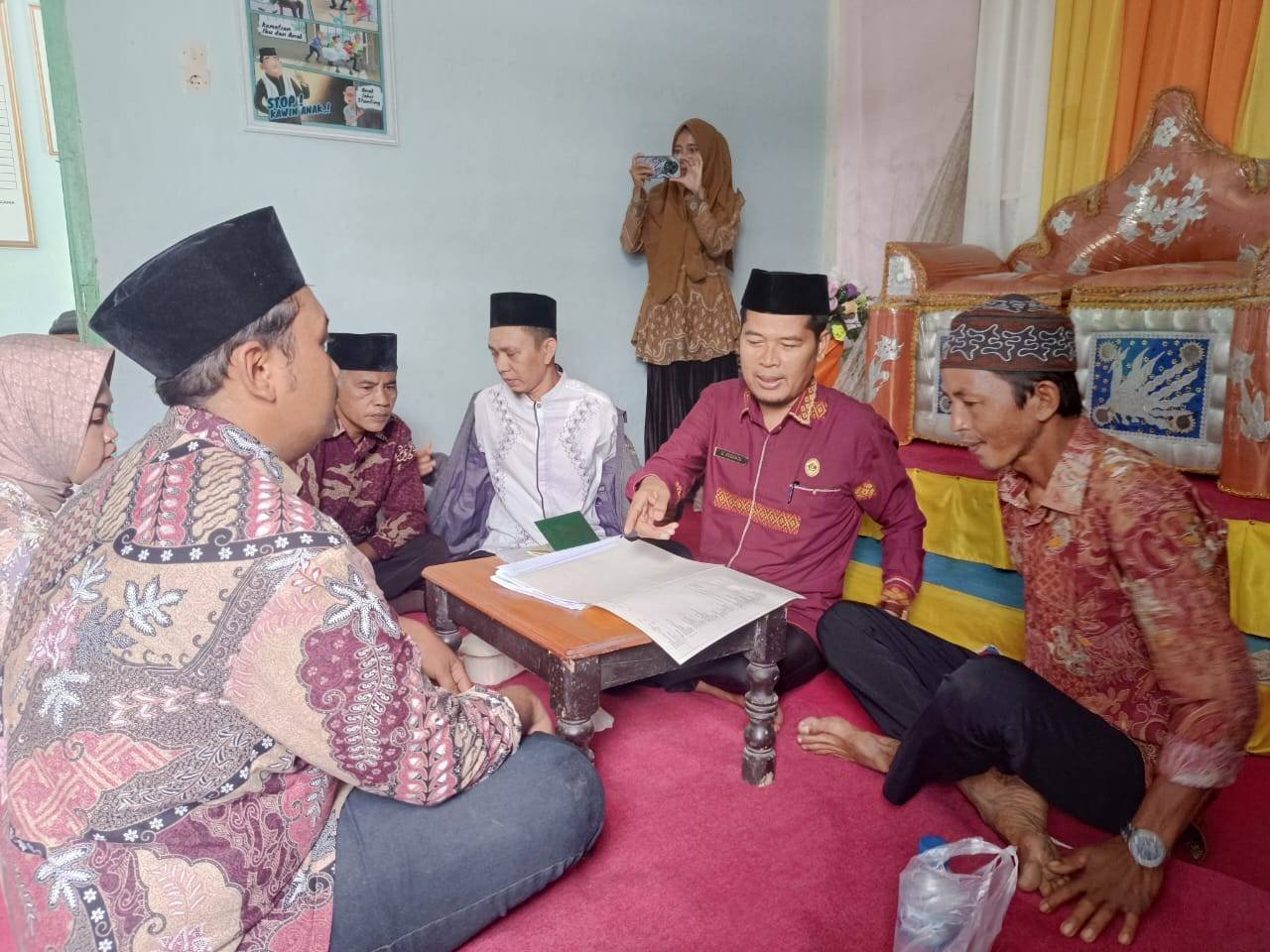Kepala KUA Bandar Pulau Pimpin Akad Nikah Satu Pasang Catin Disaksikan Keluarga dan Staf