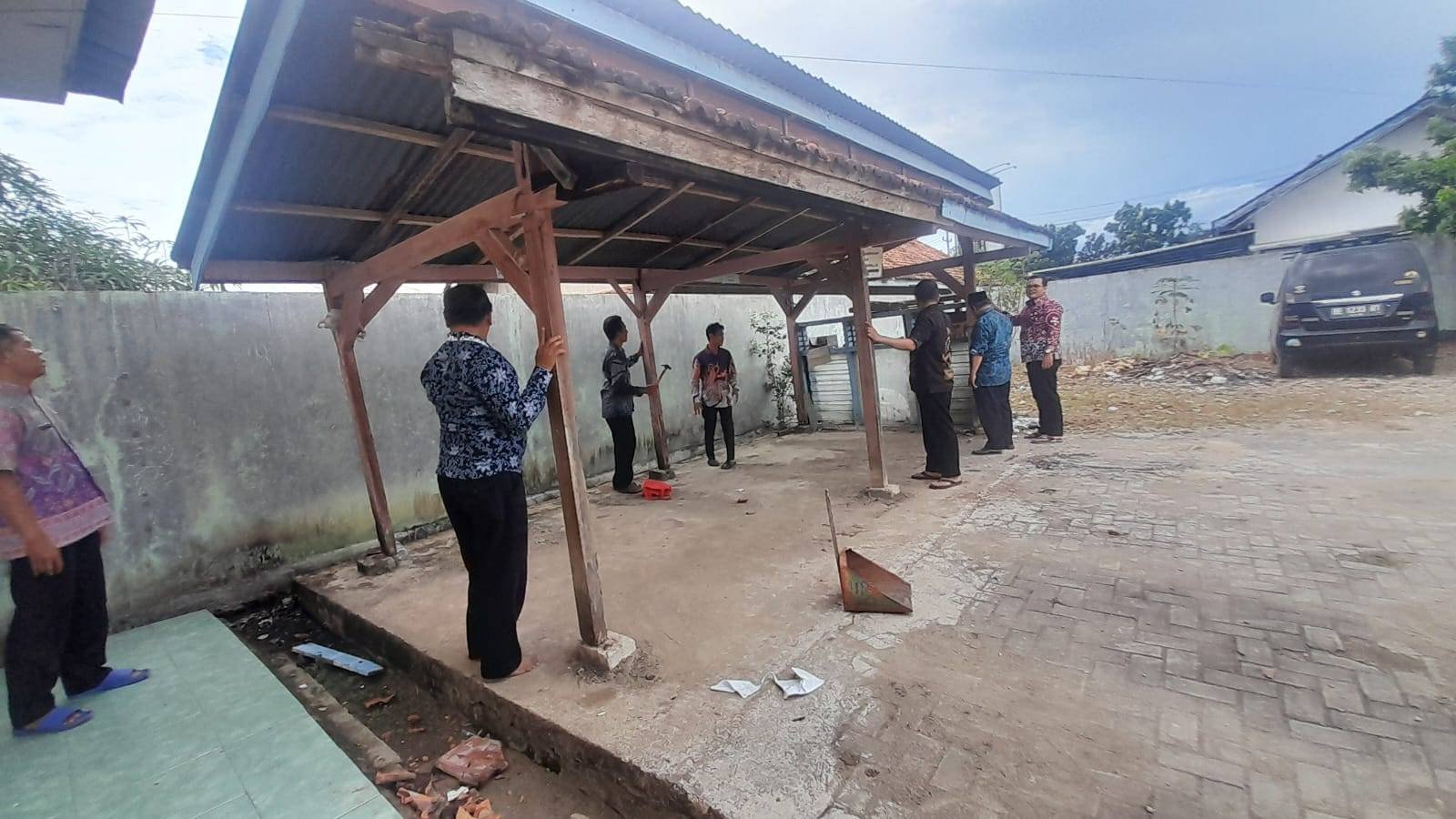 KUA Gadingrejo Gotong Royong Renovasi Area Parkir Kantor