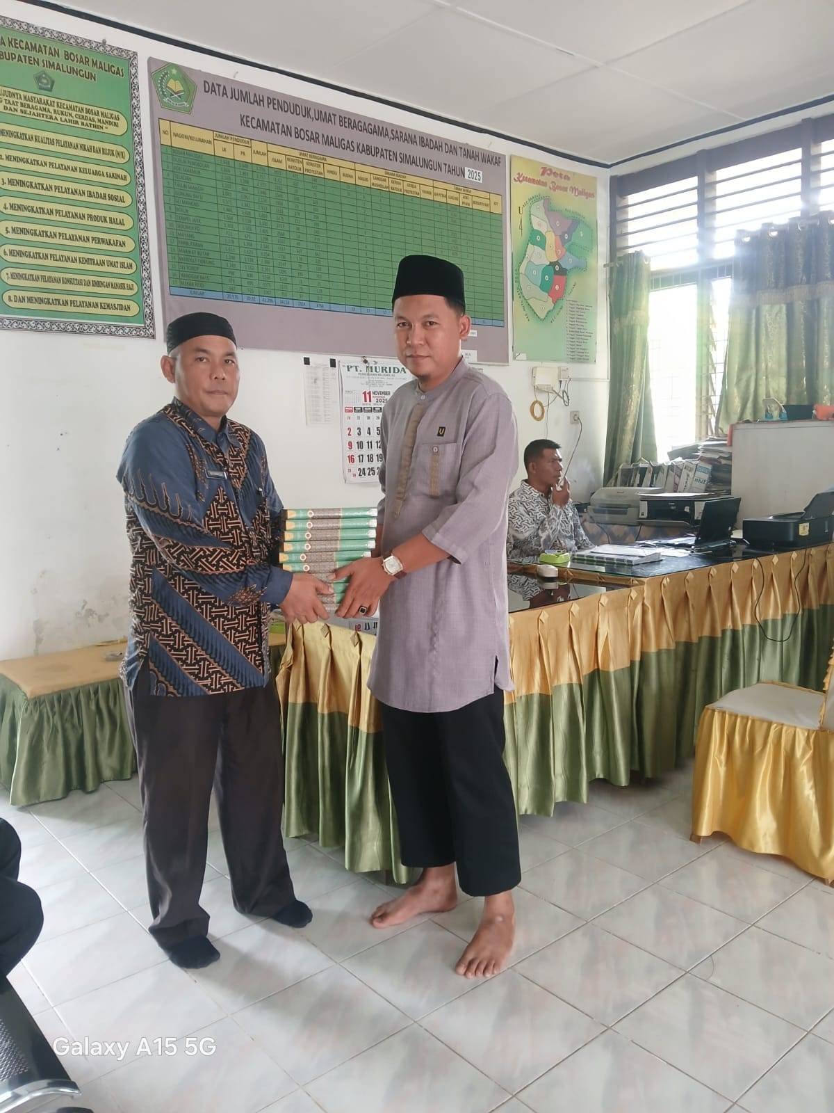 PAI KUA Bosar Maligas Serahkan Wakaf Al-Qur’an kepada Nazir Masjid Al-Ikhlas PKS Sei Mangkei