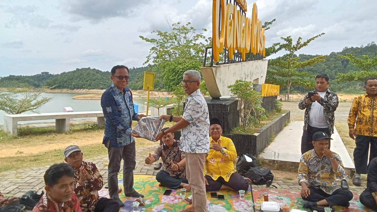 Atas Dedikasinya, PC APRI Kota Pekanbaru Berikan Cenderamata Kepada Kasi Bimas Islam.