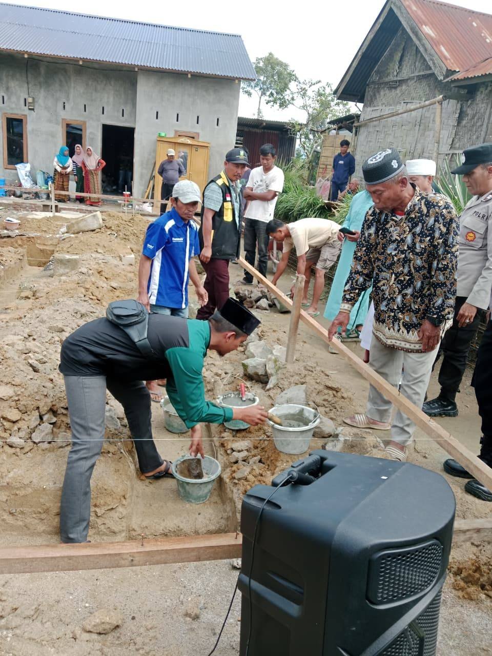 CPNS Penghulu KUA Silimakuta Sampaikan Sambutan pada Peletakan Batu Pertama Musholla Wamani Al Falah